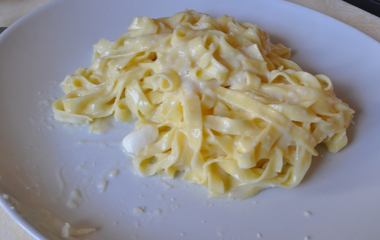 Qual o melhor fettuccine alfredo: de Roma ou de São Paulo?