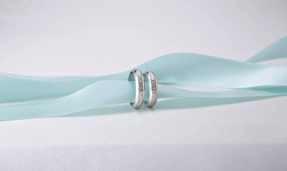 Alianças de ouro branco com detalhes centrais Alianças de ouro branco com detalhes centrais