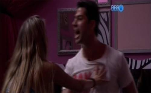 Marcelo e Aline brigam no BBB 14 e sister joga bebida no rosto do brother