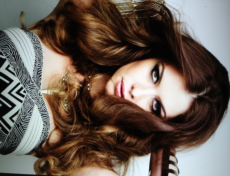 Alinne Moraes e seu cabelo de ‘comercial de shampoo’