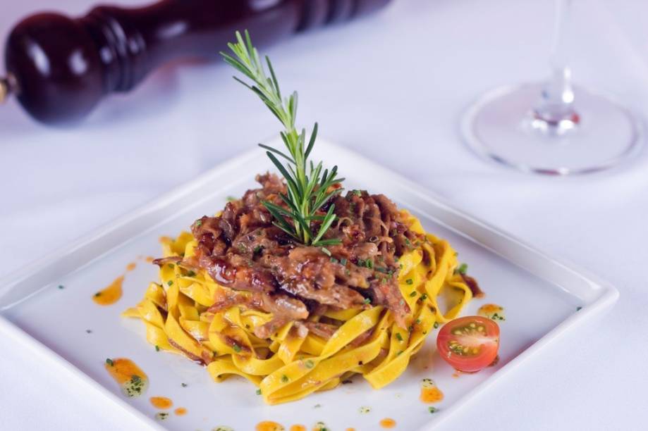 Tagliatellie com ragú de cordeiro