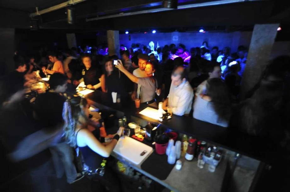 A pista do Alley: clube segue à risca a bem-sucedida fórmula de clima largadão e música alternativa A pista do Alley: clube segue à risca a bem-sucedida fórmula de clima largadão e música alternativa