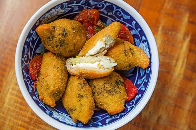 Alcachofras recheadas de mussarela de búfala Alcachofras recheadas de mussarela de búfala