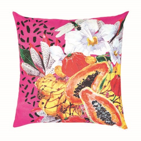 Grife Isolda lança linha em parceria com a Riachuelo