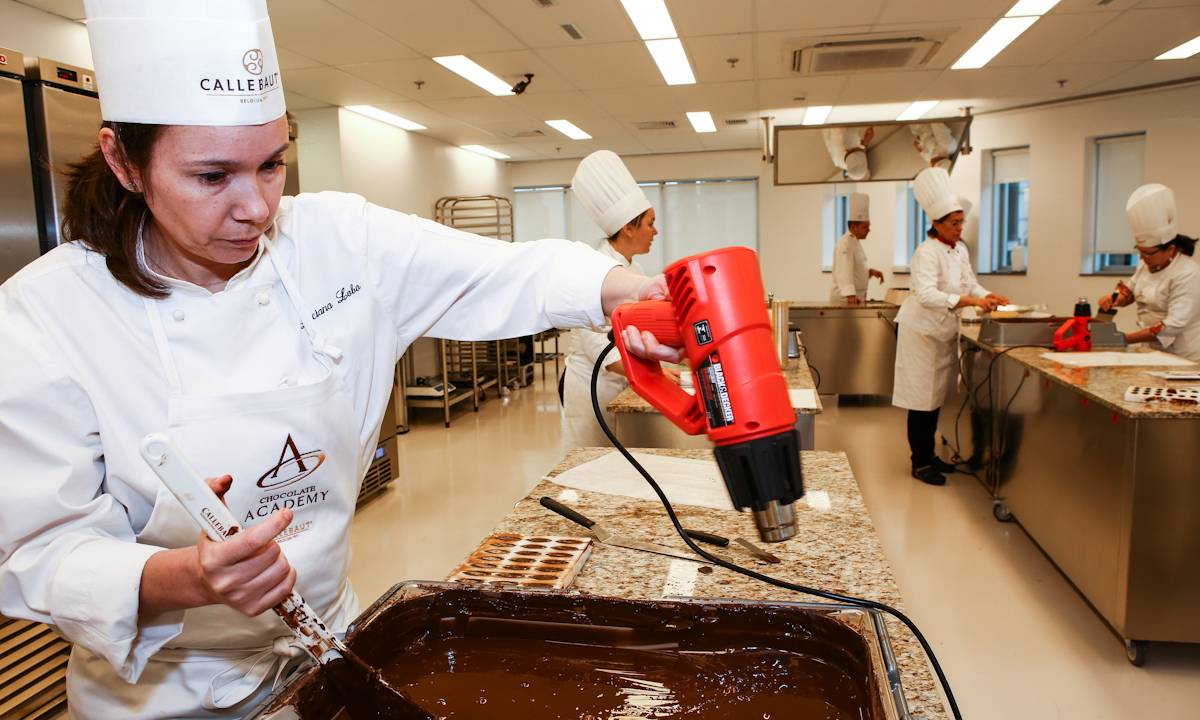 aluna-aquece-chocolate-em-curso-da-chocolate-academy-sao-paulo_1400_-monica-bento.jpeg
