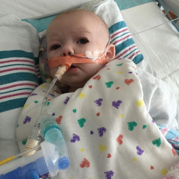 Homem compartilha foto chocante de filha recém-nascida para alertar outros pais