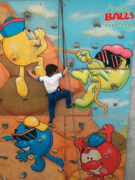 Amazing Balls: maior piscina de bolinhas da América Latina e parede de escalada Amazing Balls: maior piscina de bolinhas da América Latina e parede de escalada