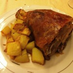 Porquinho de leite: pernil gigante e com osso na companhia de batata