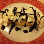 Zuppa inglese: variação de pavê com creme pâtissier coberto por chantili e fios de calda de chocolate