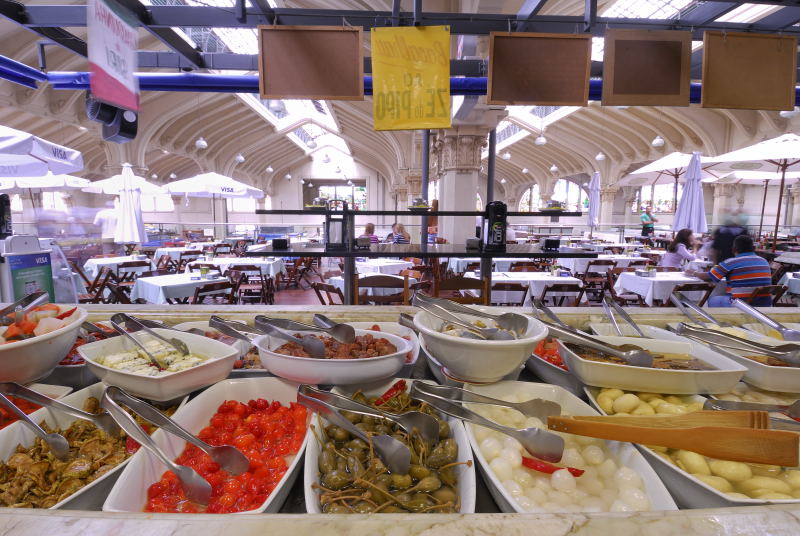 Elídio Bar: balcão de acepipes concorrino no mezanino Elídio Bar: balcão de acepipes concorrino no mezanino