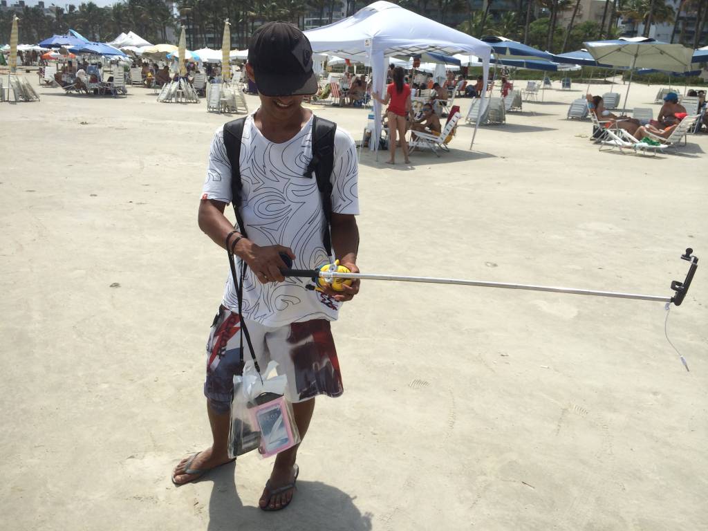 Ambulantes clandestinos vendem “pau de selfie” na Riviera por 80 reais