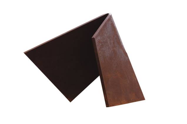 Esta escultura integra a mostra de Amilcar de Castro Esta escultura integra a mostra de Amilcar de Castro