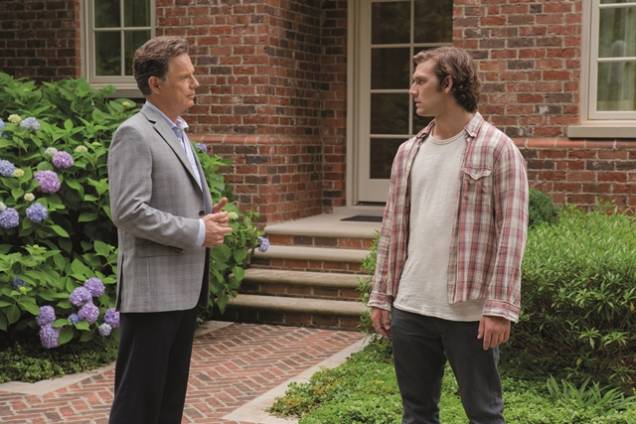Amor Sem Fim: o pai Hugh (Bruce Greenwood) e o namorado David Elliott (Alex Pettyfer), uma relação conturbada Amor Sem Fim: o pai Hugh (Bruce Greenwood) e o namorado David Elliott (Alex Pettyfer), uma relação conturbada