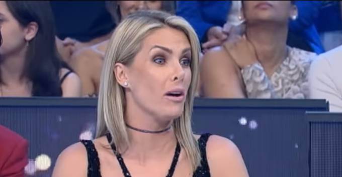 Ana Hickmann se emociona com presente de amigo secreto