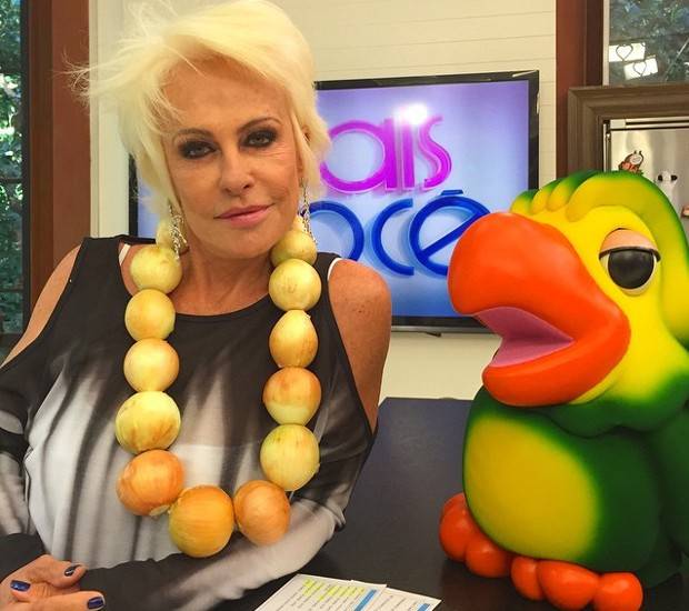 Ana Maria Braga usa colar de cebolas para protestar e vira piada na web