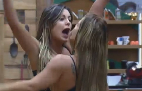 Para Record, “encontrão” entre Andressa Urach em Denise Rocha em ‘A Fazenda’ não é motivo para expulsão