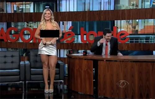 Andressa Urach tira a roupa e critica Bárbara Evans no programa ‘Agora é Tarde’