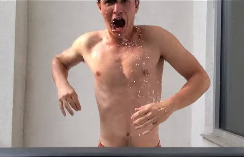 Ansel Elgort, de “A Culpa É das Estrelas”, faz desafio de balde de gelo por uma boa causa