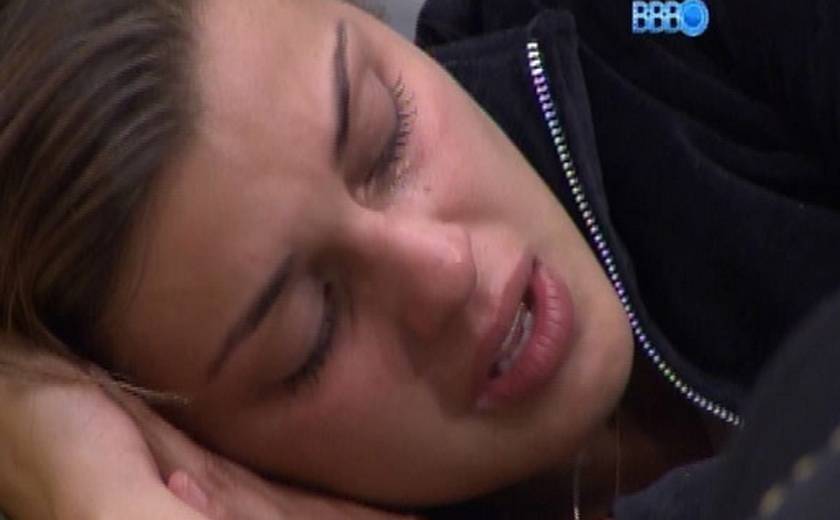 BBB 14: Angela se irrita com mentira de Aline e desabafa que queria “meter água na cara dela”