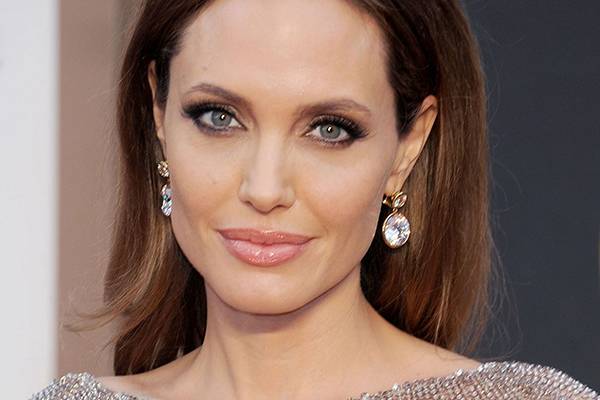 Aos 25 anos, Angelina Jolie aparece treinando expressões faciais em vídeo