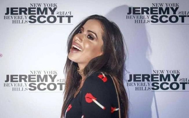 Com novo visual e preenchimento nos lábios, Anitta aparece irreconhecível e é criticada