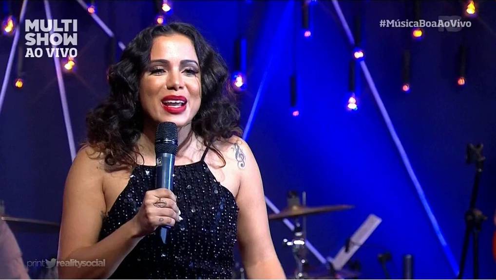 De visual novo, Anitta apresenta programa no Multishow e é criticada por seguidores