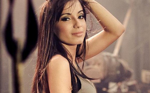 Anitta canta “Show das Poderosas” em espanhol em programa de rádio