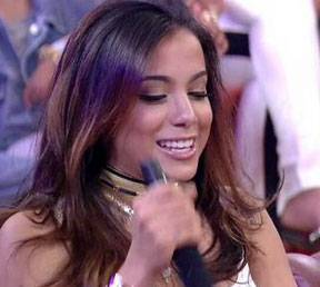 Anitta escorrega e quase cai no palco do Esquenta
