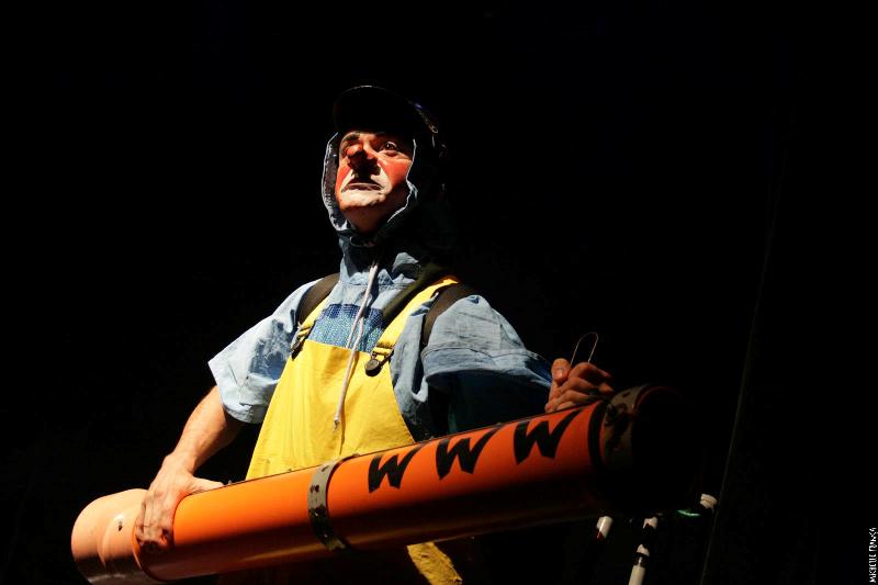 WWW para Freedom: soldado entra numa operação não militar para salvar um povo oprimido WWW para Freedom: soldado entra numa operação não militar para salvar um povo oprimido