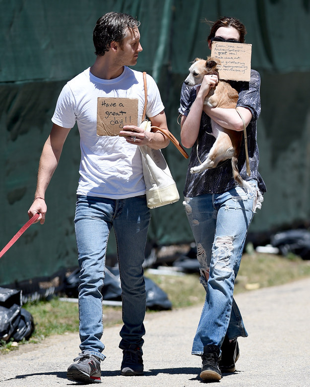 Atriz dribla paparazzi de forma criativa. Sabe quem é ela?