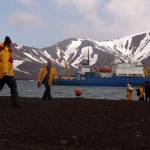 Nem o frio polar desanima a hora do futebol na Ant&aacute;rtida (Cr&eacute;dito: Caio Vilela)