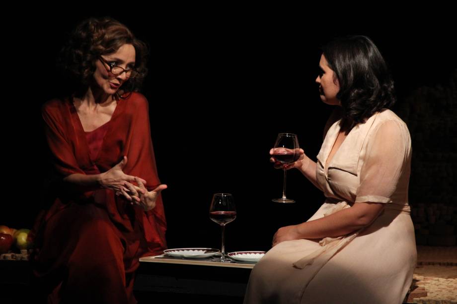 As atrizes Maria de Medeiros e Laura Castro em cena de Aos Nossos Filhos As atrizes Maria de Medeiros e Laura Castro em cena de Aos Nossos Filhos