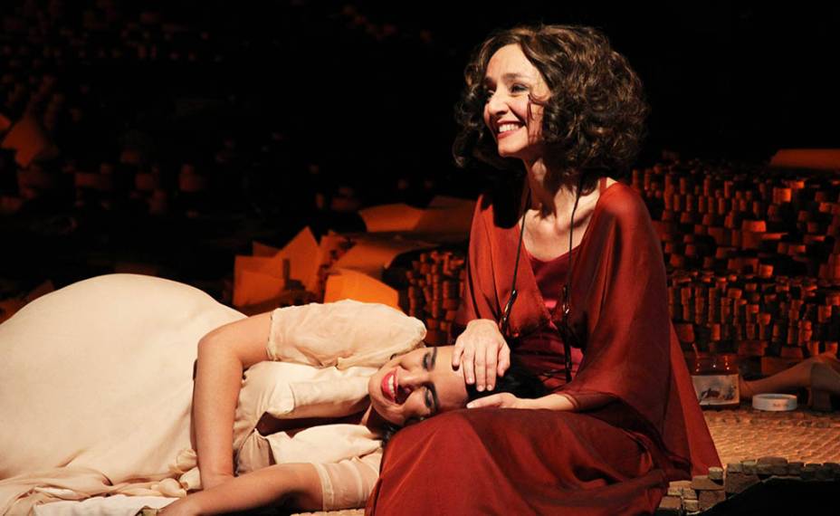 As atrizes Maria de Medeiros e Laura Castro em cena de Aos Nossos Filhos As atrizes Maria de Medeiros e Laura Castro em cena de Aos Nossos Filhos