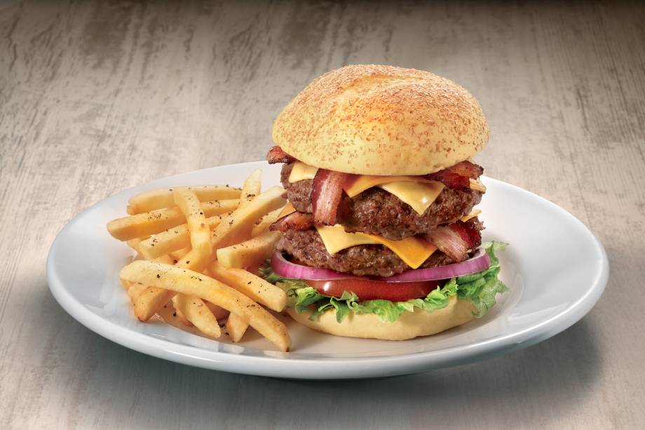 Big apple, do Applebees: dois bifões de 200 gramas, queijo cheddar, quatro fatias de bacon, cebola-roxa, alface, tomate e picles Big apple, do Applebees: dois bifões de 200 gramas, queijo cheddar, quatro fatias de bacon, cebola-roxa, alface, tomate e picles