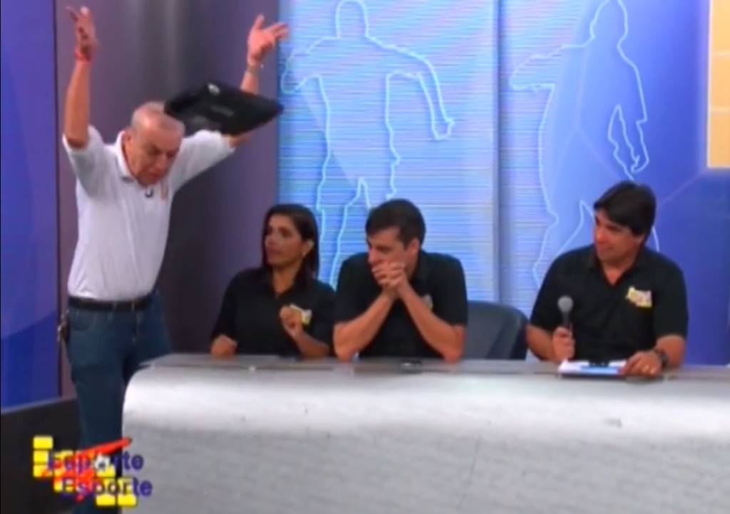 Revoltado com e-mail de telespectador, apresentador destrói notebook ao vivo; veja o vídeo