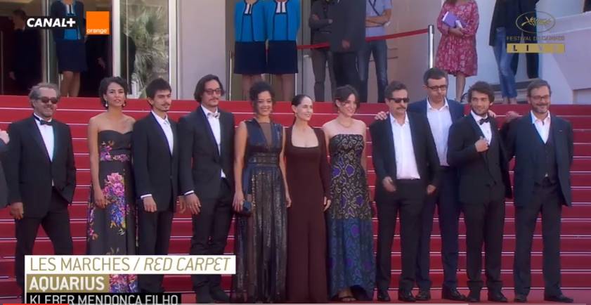 Equipe do filme ‘Aquarius’ faz protesto contra impeachment diante das câmeras no Festival de Cannes