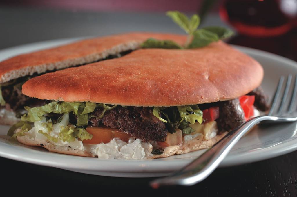 Beirute de cafta, coalhada seca e salada no pão mais grosso Beirute de cafta, coalhada seca e salada no pão mais grosso