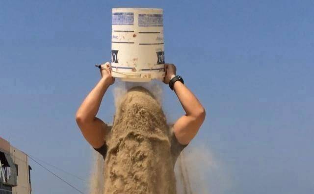 “Desafio do Balde de Escombros” é criado por moradores da Faixa de Gaza para conscientizar internautas