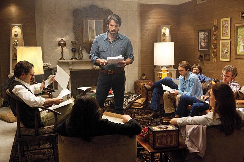 Argo: Ben Affleck (em pé) estrela e dirige o longa-metragem inspirado em fato real Argo: Ben Affleck (em pé) estrela e dirige o longa-metragem inspirado em fato real