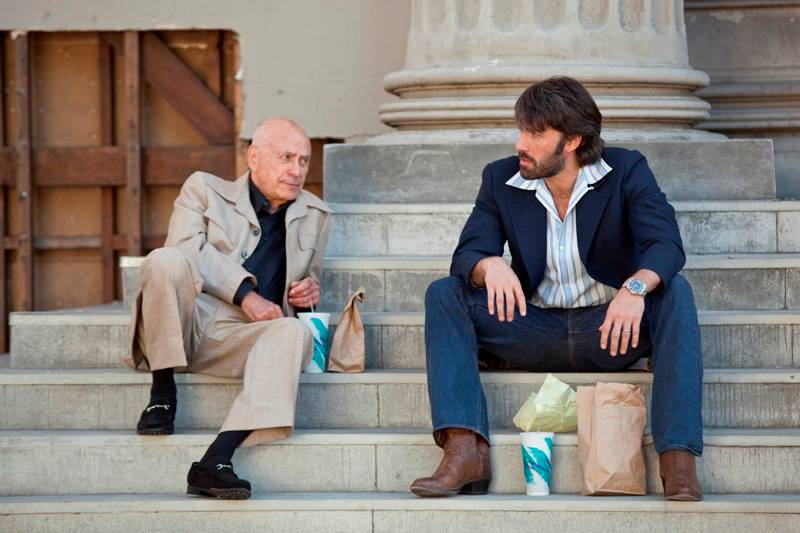 Argo: um agente da CIA se disfarça de produtor de cinema para resgatar um grupo de americanos sequestrados no Teerã Argo: um agente da CIA se disfarça de produtor de cinema para resgatar um grupo de americanos sequestrados no Teerã