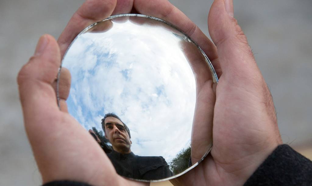 Arnaldo Antunes libera mais uma música do novo disco