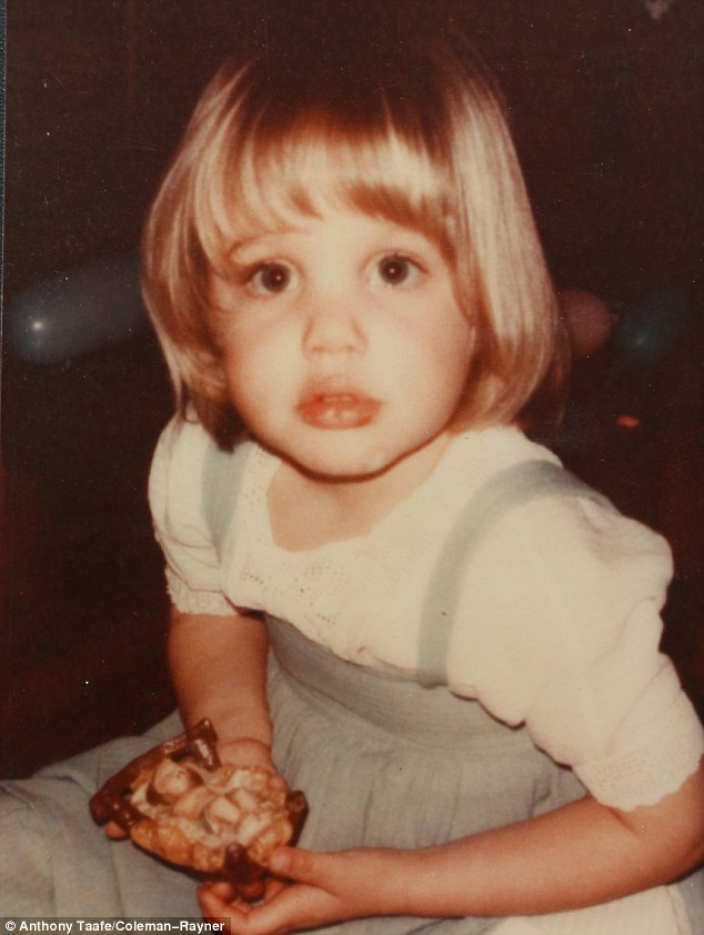 Quem é a criança da foto que completa 40 anos hoje?