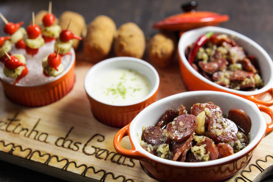 As Mineiras serve calabresa defumada fatiada em conserva com capetinha especial, pão francês e molho, por R$ 28,00 As Mineiras serve calabresa defumada fatiada em conserva com capetinha especial, pão francês e molho, por R$ 28,00