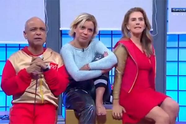 Maitê Proença e Astrid dão beijo na boca em programa da SporTV