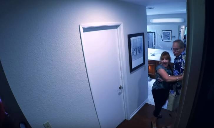 Compradores de casa mal-assombrada participam de pegadinha do novo filme da cinessérie ‘Atividade Paranormal’