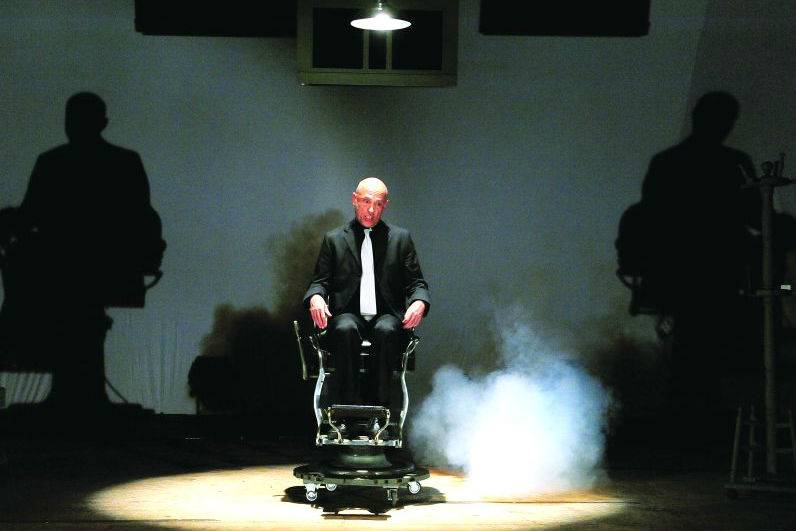 Peça é uma ficção criada com base na história de Armin Meiwes, o "canibal alemão" Peça é uma ficção criada com base na história de Armin Meiwes, o "canibal alemão"