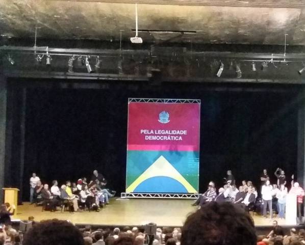 Em ato pró-governo, público faz coro e grita ‘não vai ter golpe’ no teatro Tuca, nas Perdizes