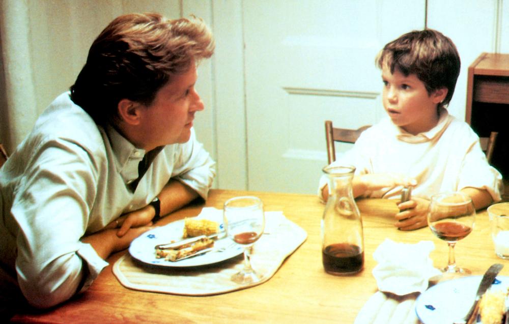 Michael Douglas reencontra a atriz que interpretou sua filha em ‘Atração Fatal’