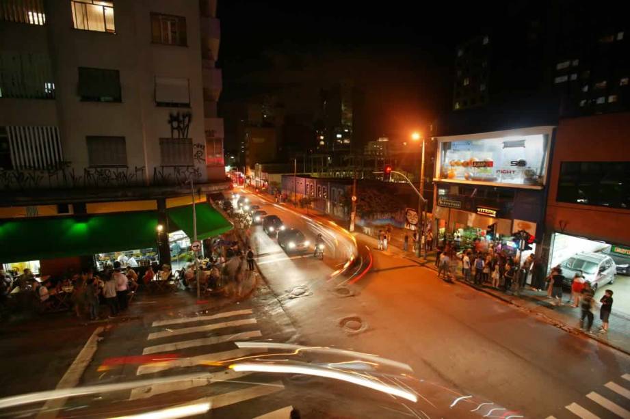 Esquina com a Rua Fernando de Albuquerque, na sexta (6), às 22h30: vaivém intenso Esquina com a Rua Fernando de Albuquerque, na sexta (6), às 22h30: vaivém intenso