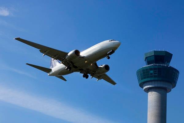 Avião da Azul faz pouso de emergência após ocorrência de fumaça